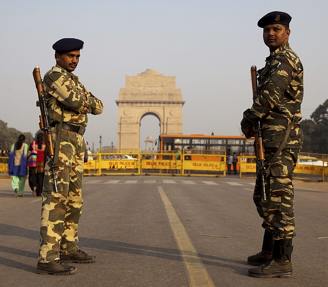 भारत पाकिस्तान के बीच तनाव बरकरार, सेना और सुरक्षाबल अलर्ट पर