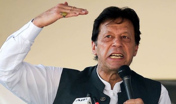 इमरान खान की बेचैनी बढ़ी, पाकिस्तानियों को कश्मीर नहीं जाने के लिए चेताया