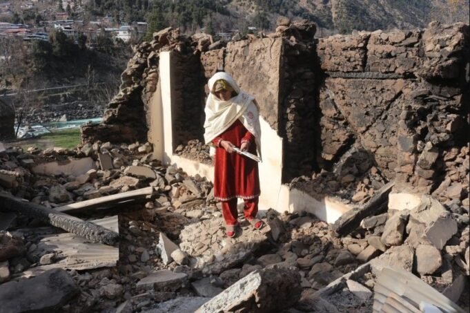 पाकिस्तान की ओर से हो रही गोलीबारी के डर से पलायन को मजबूर भारत-पाक सीमा पर रहने वाले लोग